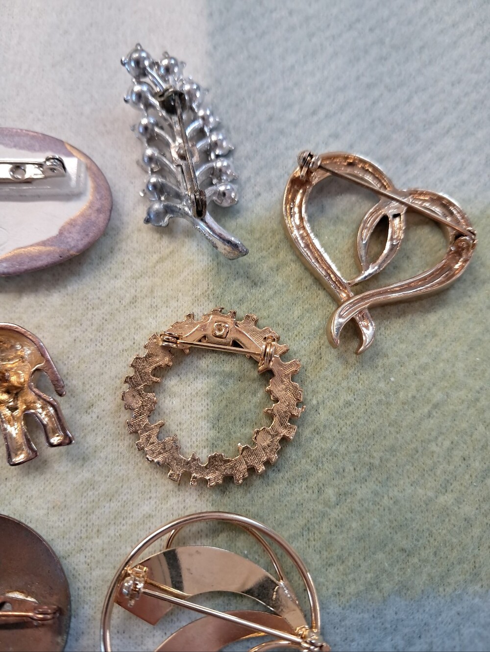 Brooches Vintage Costume Jewelry Lot Elephant Heart Feather Leaf - Picture 12 of 13